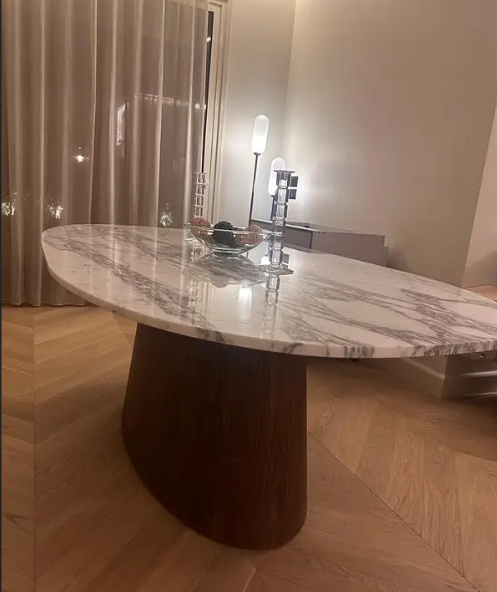 Luxurious Dinning Table thumbnail