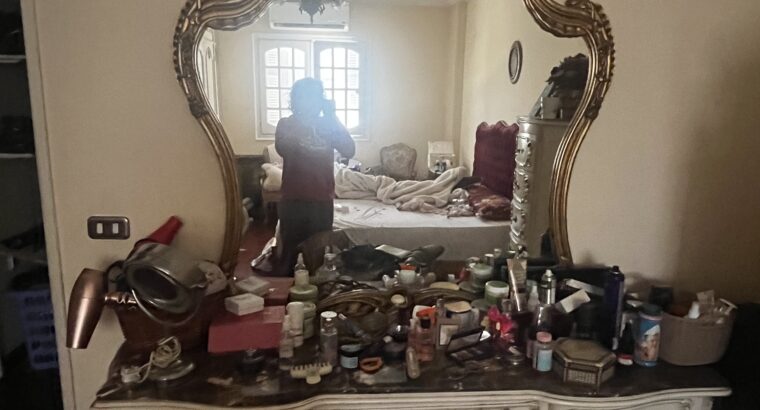 Dressing table with mirror and sear