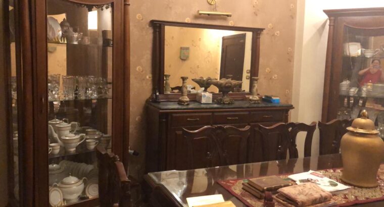 سفرة ٨ كراسي وبوفيه و٢نيش