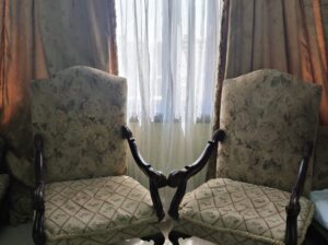 زوج كراسي فوتيه أنتيك ستايل فرنسي بحالة ممتازة