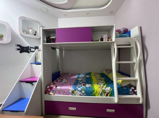 غرفة أطفال كاملة للبيع – سرير بدورين + مكتب + دولا