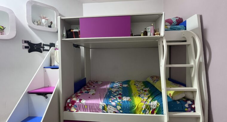 غرفة أطفال كاملة للبيع – سرير بدورين + مكتب + دولا