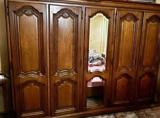 طقم غرفة نوم كامل، مصنوع من الخشب البلجيكي الصلب،