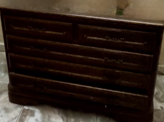 طقم غرفة نوم كامل، مصنوع من الخشب البلجيكي الصلب،