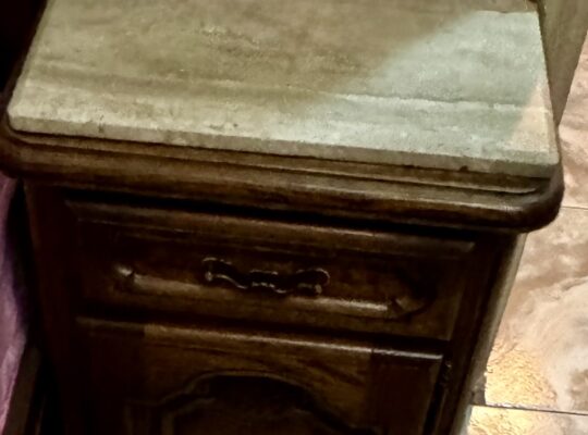 طقم غرفة نوم كامل، مصنوع من الخشب البلجيكي الصلب،