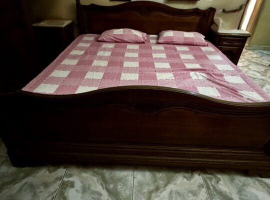 طقم غرفة نوم كامل، مصنوع من الخشب البلجيكي الصلب،