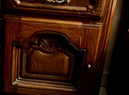 طقم غرفة نوم كامل، مصنوع من الخشب البلجيكي الصلب،