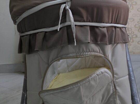 سرير بيبى بحالة ممتازة