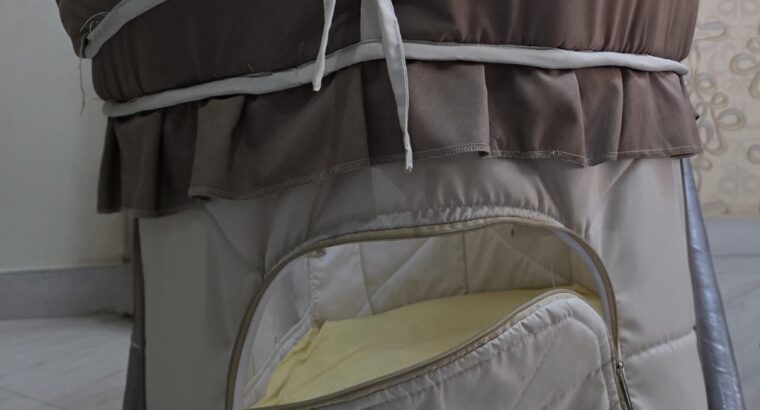 سرير بيبى بحالة ممتازة