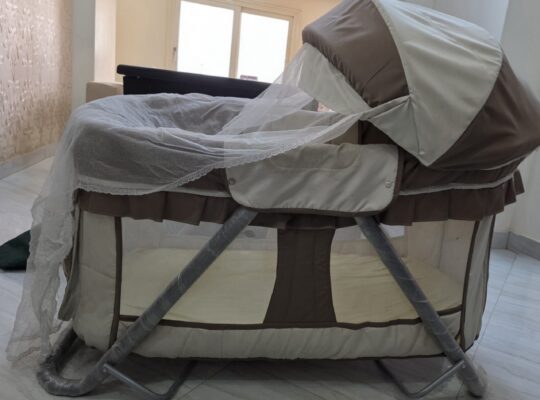 سرير بيبى بحالة ممتازة