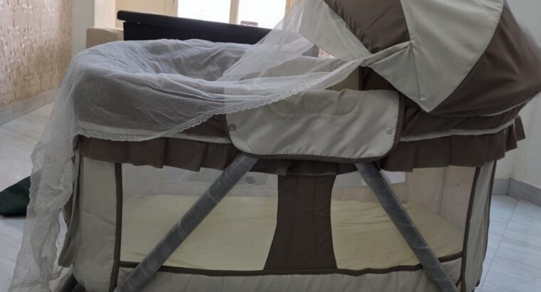 سرير بيبى بحالة ممتازة