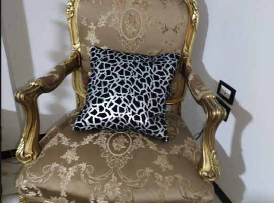 صالون للبيع بحاله ممتازه خشب زان