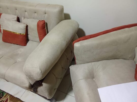 انتريه مودرن شيك بحالة ممتازة – ألوان مميزة