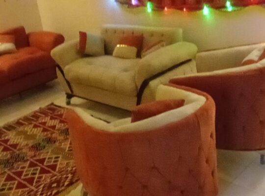 انتريه مودرن شيك بحالة ممتازة – ألوان مميزة