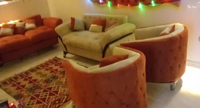 انتريه مودرن شيك بحالة ممتازة – ألوان مميزة