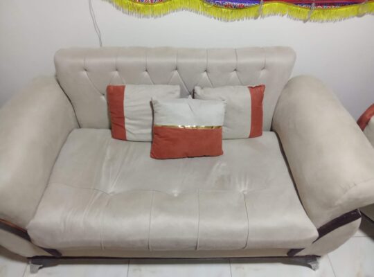 انتريه مودرن شيك بحالة ممتازة – ألوان مميزة