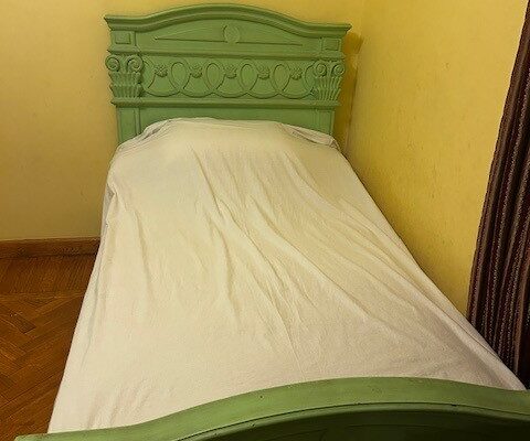 2 single beds and 2 comodes