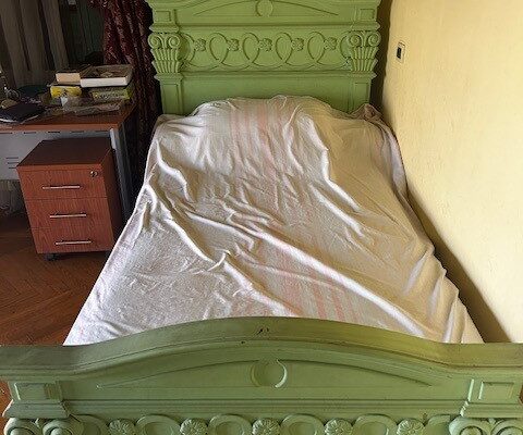 2 single beds and 2 comodes