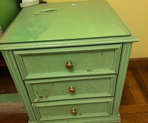 2 single beds and 2 comodes