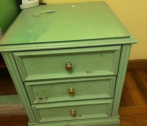 2 single beds and 2 comodes